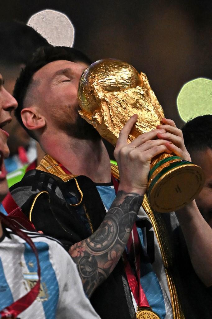 ¿Qué significa la capa que le colocó el Emir de Qatar a Messi? El polémico festejo del Dibu y un Mbappé destrozado por Argentina