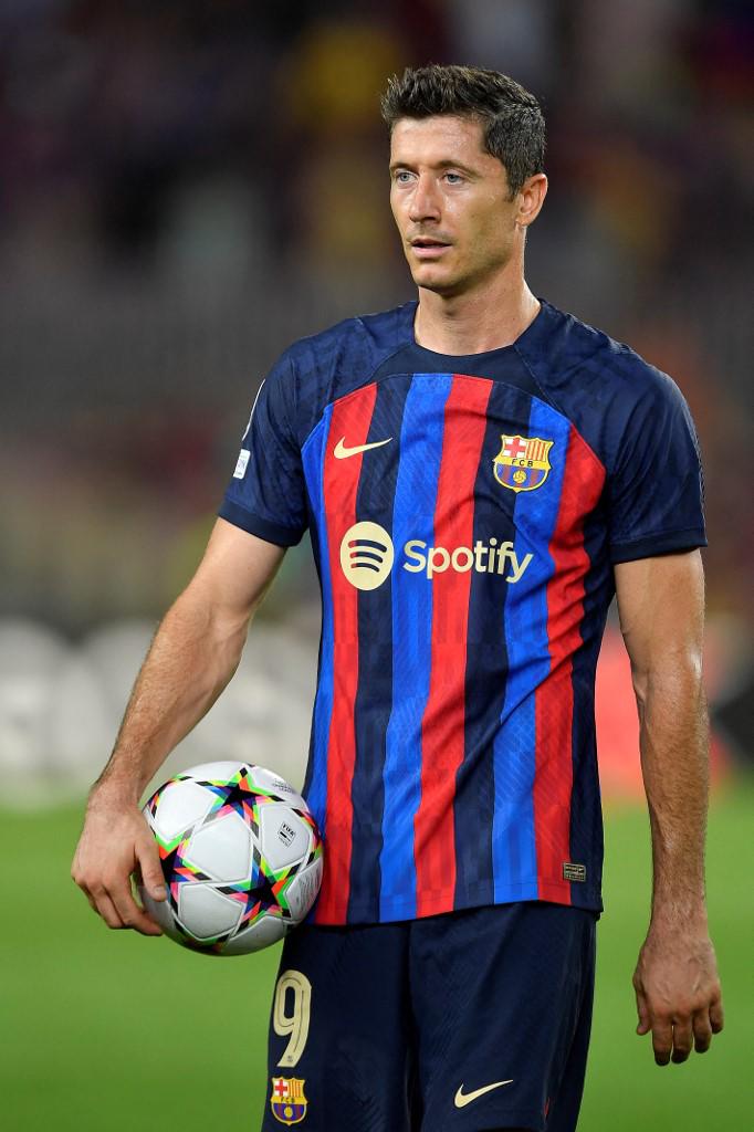 El papelito que recibió Ferran en pleno partido y así fue captada la esposa de Lewandowski en la goleada del Barça en Champions League