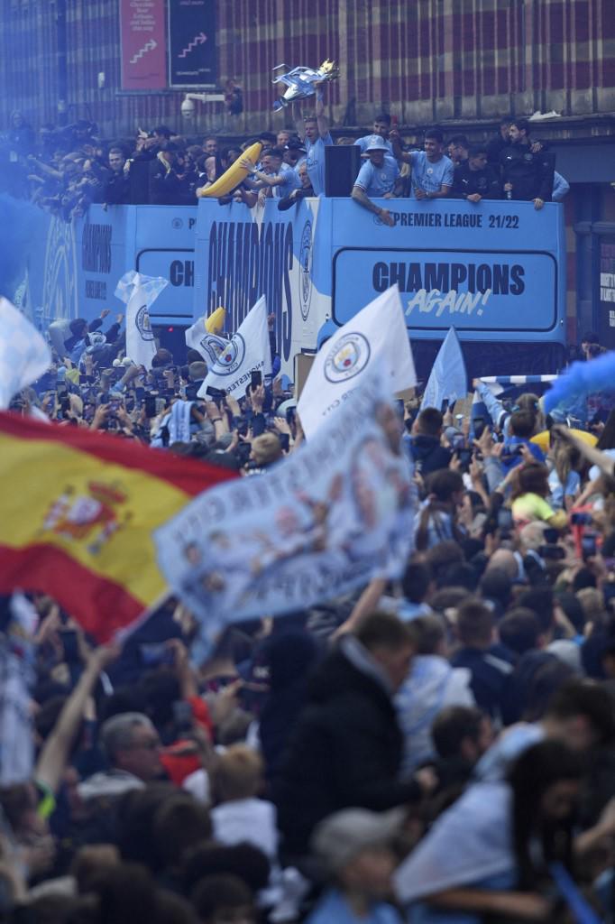 Fiestón en el Manchester City: Guardiola fumándose puros, descontrol de los aficionados y el que confundió a Erling Haaland