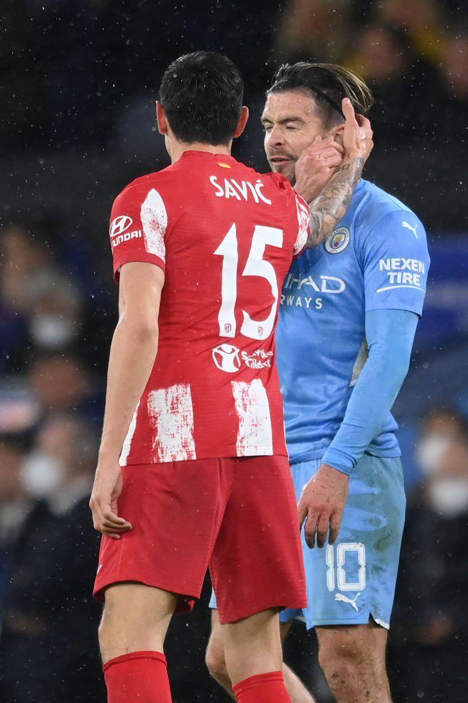 La enérgica reacción de Guardiola tras pelotazo al rostro a jugador del City: ingresó a la cancha para calmar la calentura