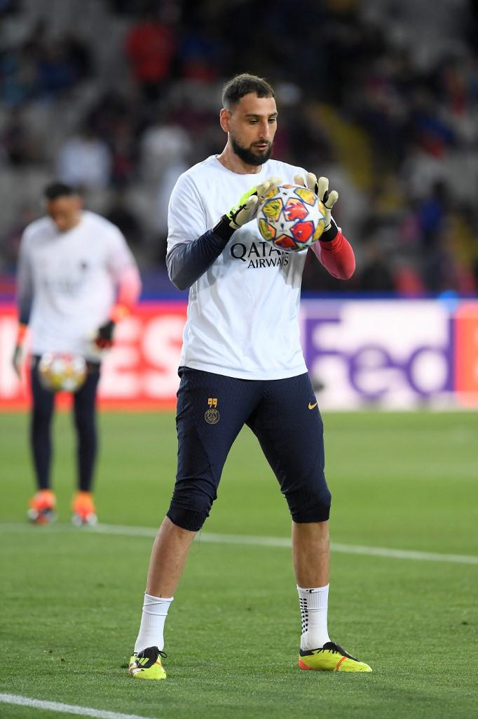 Donnarumma es titular en el partido de vuelta de cuartos de final contra Barcelona. Keylor Navas se ve al fondo calentando.