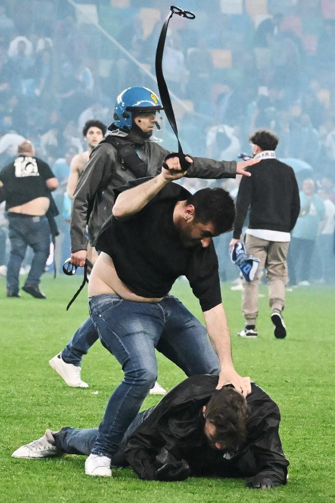 Brutal invasión y “Chucky” Lozano como Superman: la histórica celebración del título del Napoli en Italia