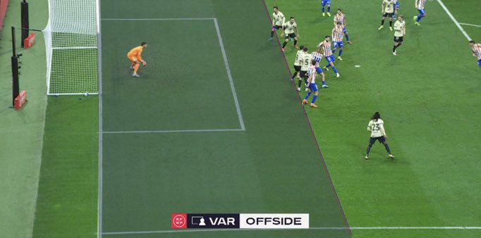 La traición de Hansi Flick, le celebró en la cara al Barcelona y la polémica arbitral en la paliza del Atlético en Copa del Rey