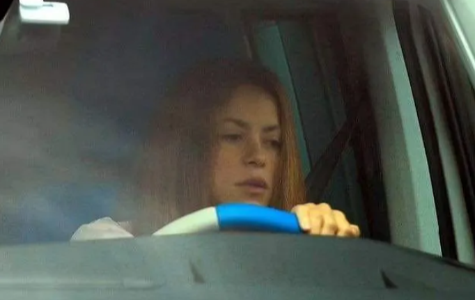 Captan a Shakira ‘‘devastada’’ tras las fotos de Piqué con su supuesta amante y los mensajes de un acosador en su casa