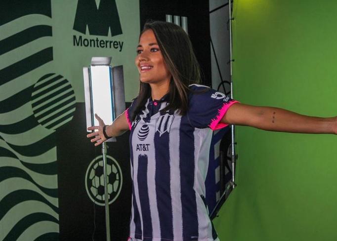 El beso de dos jugadoras tras el título de Monterrey en la Liga MX Femenil; una es futbolista del América