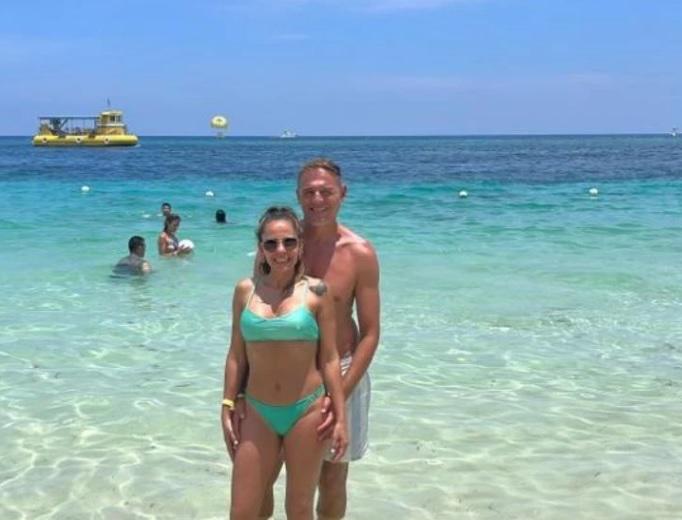 Su esposa deslumbró: Así fueron las vacaciones de “La Tota” Medina, entrenador de Motagua, en Roatán