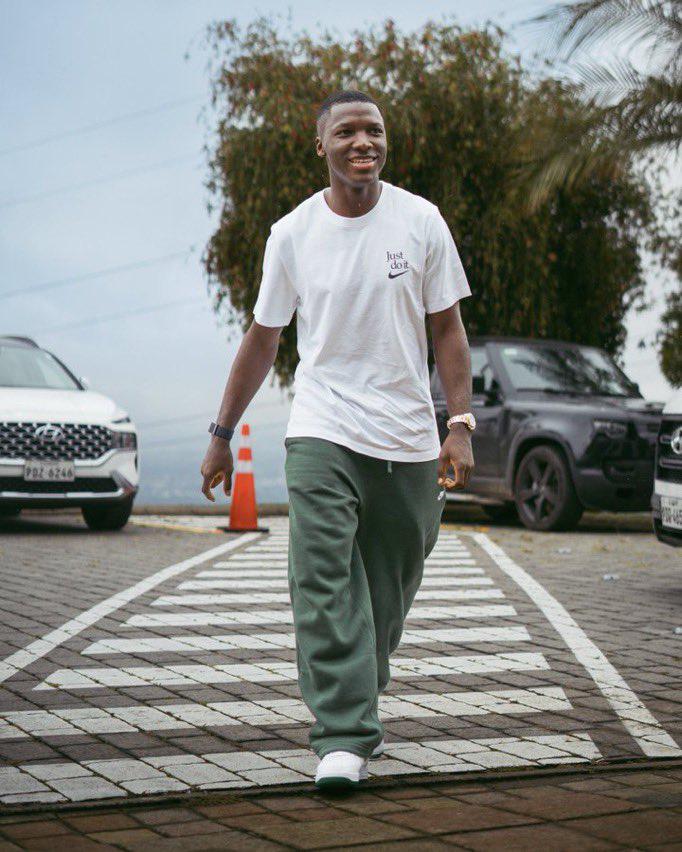 Los curiosos looks de los futbolistas de las selecciones por el mundo: ¿El peor vestido? Así llegó Koundé a Francia