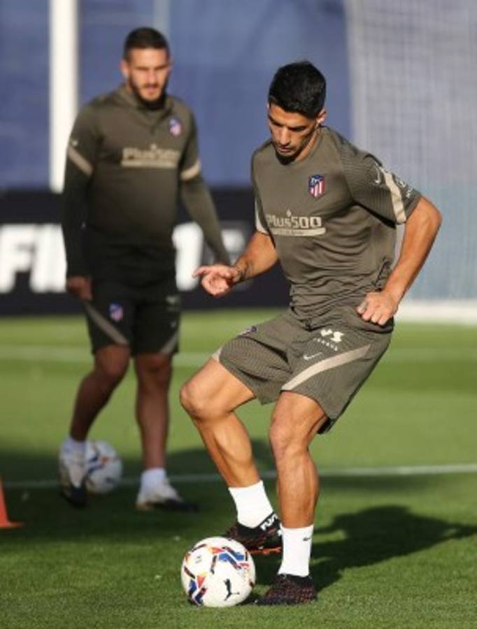 El 'pasillo' y el abrazo de Simeone: Así fue el primer entrenamiento de Luis Suárez con el Atlético