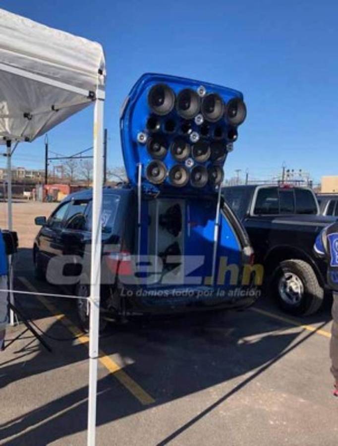 Aficionados catrachos ponen el ambiente en las afueras del Red Bull Arena previo al Ecuador- Honduras