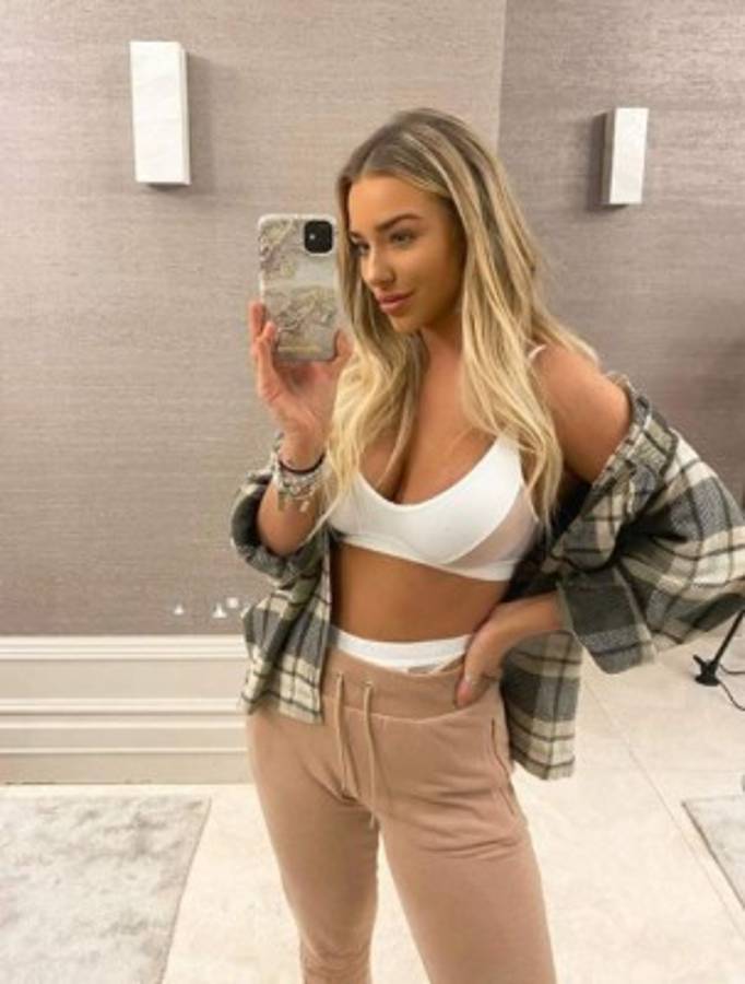 Crack del Manchester City, Riyad Mahrez, es captado besando a la exnovia del Kun Agüero