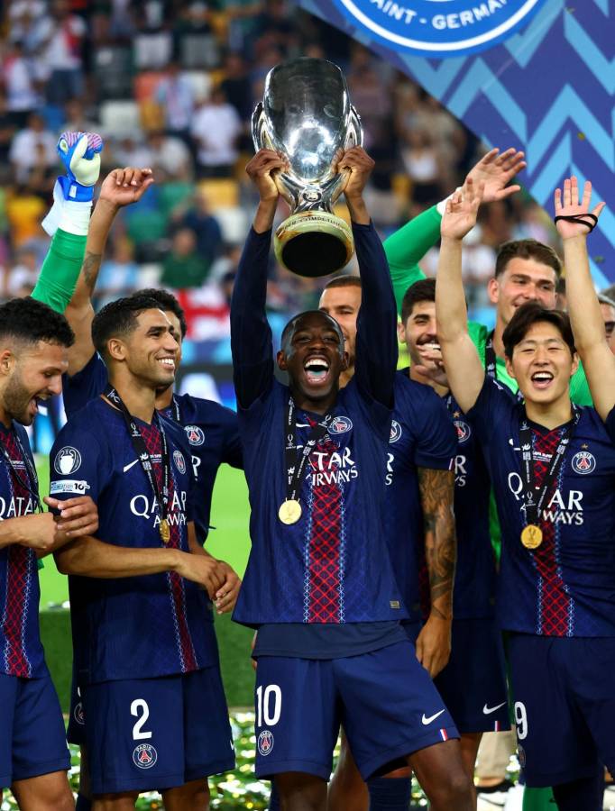 El nuevo portero del PSG pasó de villano a héroe y así festejó Luis Enrique tras ganar la Supercopa; el Balón de Oro ya tiene dueño