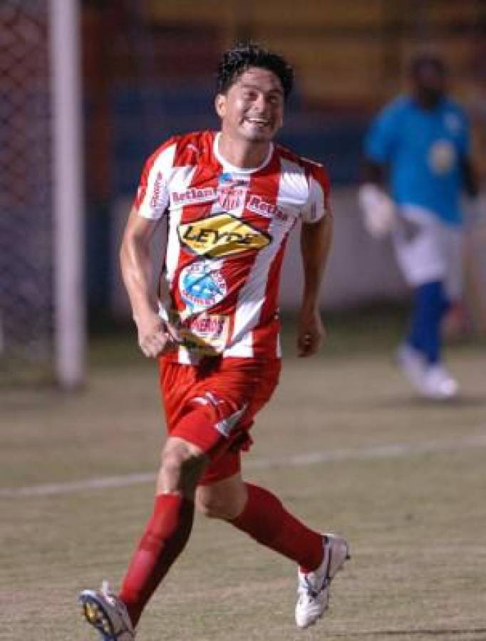 Roger Espinoza sale del retiro: ¡16 grandes futbolistas hondureños que desempolvaron los tacos y volvieron al fútbol!