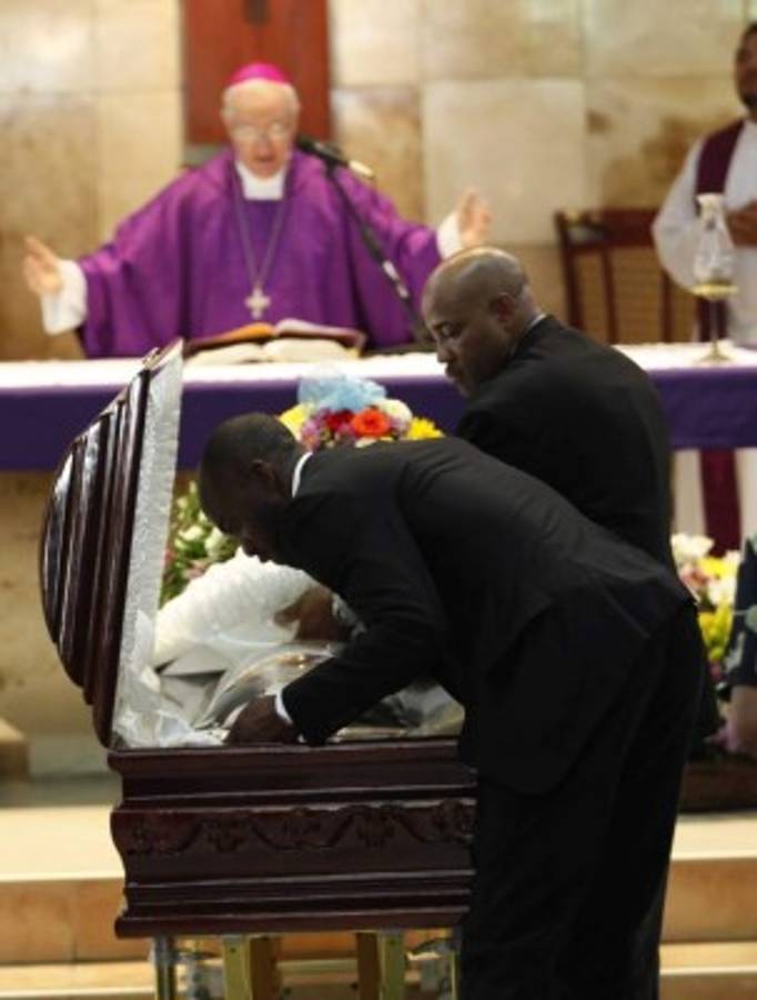 Así fue el sufrimiento de David Suazo y su familia en el último adiós a su padre