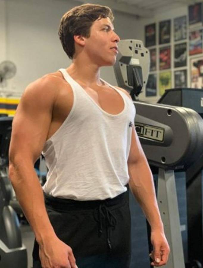 Tras los pasos de su padre: El tremendo físico del hijo de Schwarzenegger, hincha del Barcelona  