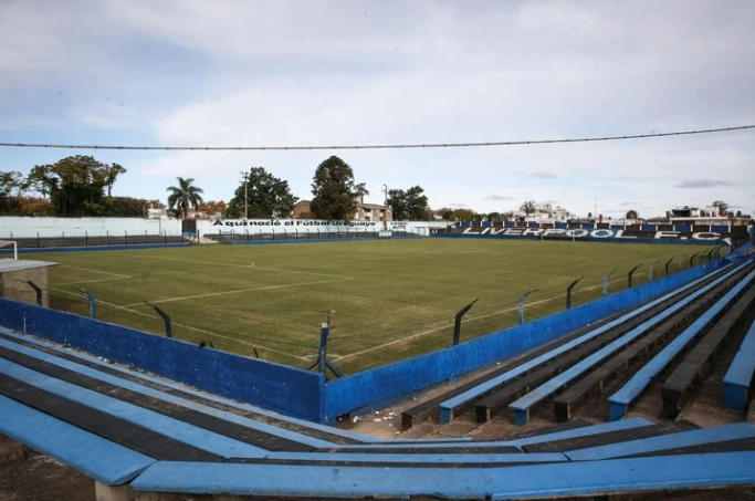 De estar en los mejores vestuarios de Europa a este: el humilde camerino que tuvo a Luis Suárez y su esposa sentada en el cemento