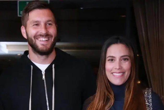 Alejada de las cámaras: la “desconocida” esposa de Gignac que se ganó el cariño de México por su labor