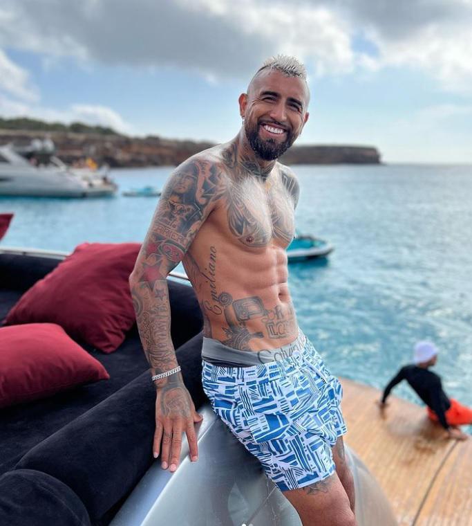 Sonia Isaza, la infartante novia de Arturo Vidal, deslumbra en sus vacaciones en un yate de lujo en España