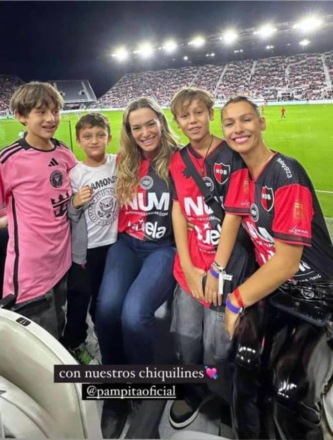 Beso a Messi, lindo gesto de Leo con Newell’s y el jugador que se llevó la camisa del “10” en su partido más especial