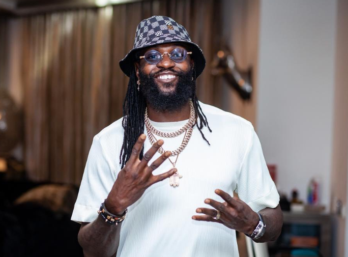 Estuvo en Real Madrid, planeó su muerte y la pandemia lo retiró: la nueva y sorprendente vida de Emmanuel Adebayor