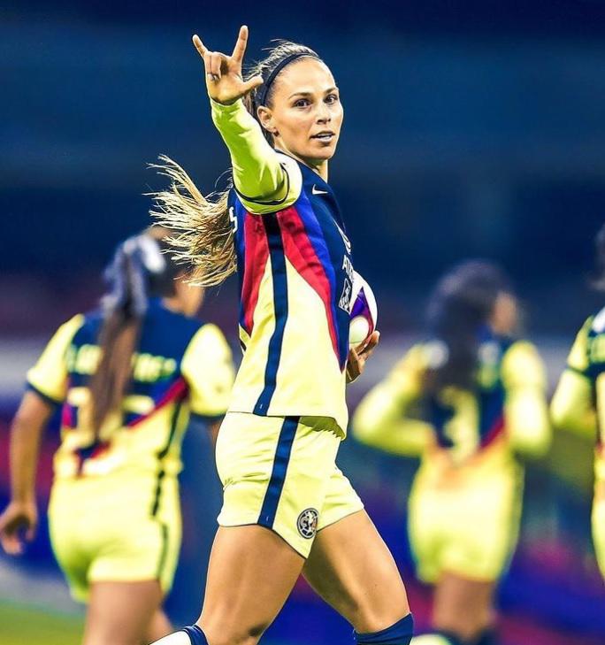 El beso de dos jugadoras tras el título de Monterrey en la Liga MX Femenil; una es futbolista del América