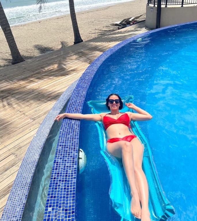 Ana Jurka, periodista deportiva hondureña, deslumbra en sus vacaciones en las playas de Tela