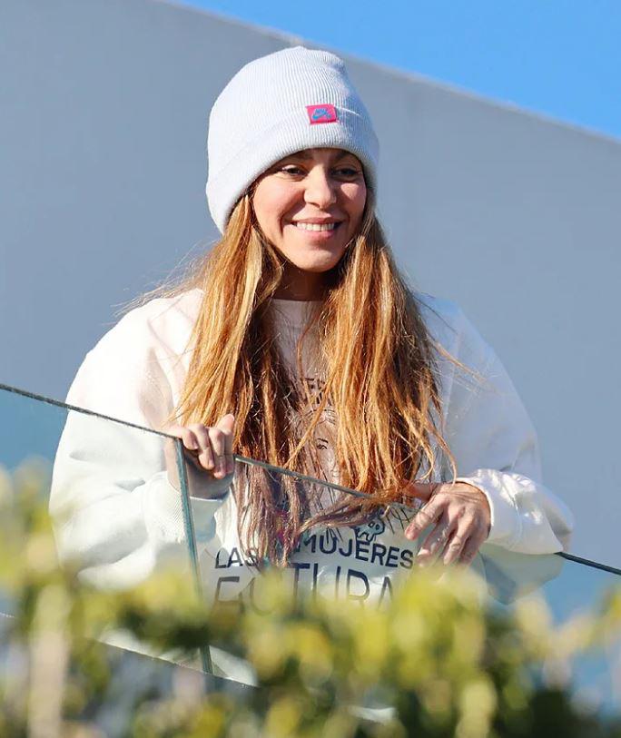 Piqué llega a la casa de Shakira: el motivo especial del reencuentro y quién es la mujer que apareció bajo una manta, ¿Clara Chía?