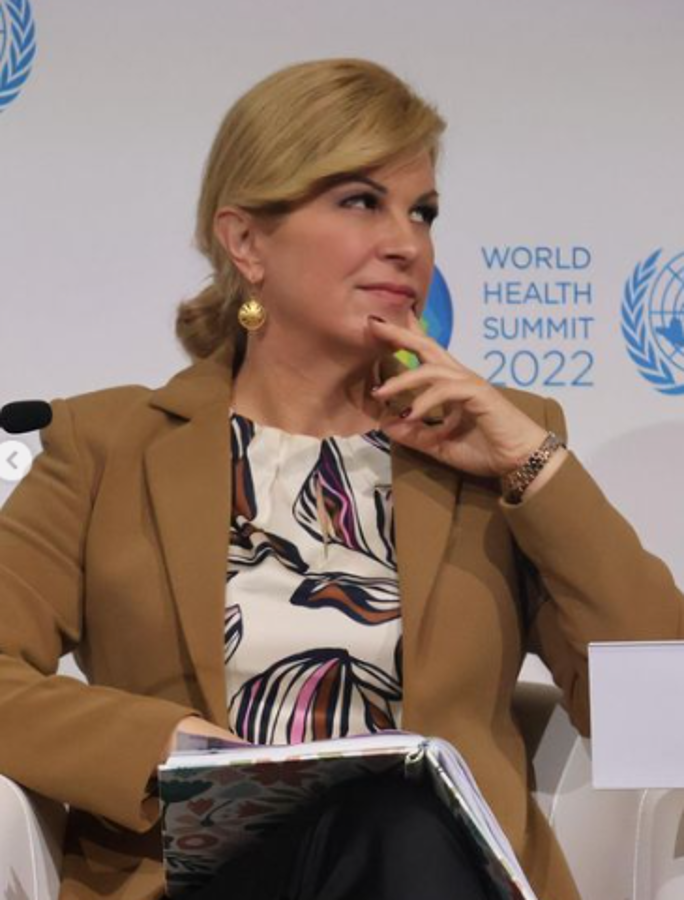 Fue un talismán en Rusia-2018 y ahora promete volver para la final en Qatar: ¿Qué fue de la hermosa expresidenta de Croacia?