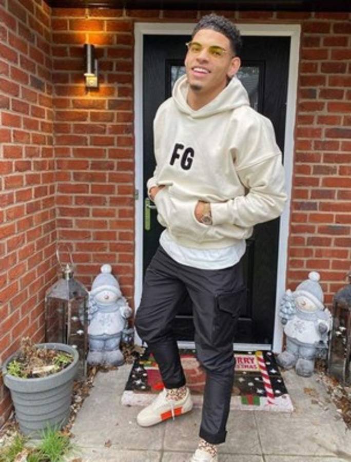 Compañero de Raúl Jiménez rompe la cuarentena y es cazado de fiesta con dos famosas mujeres