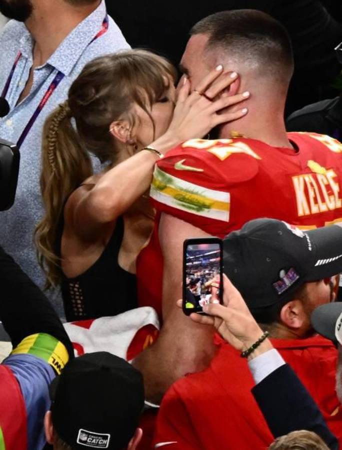 Así fue el derroche de amor entre Taylor Swift y Travis Kelce tras el Super Bowl; Donald Trump arremetió contra la cantante
