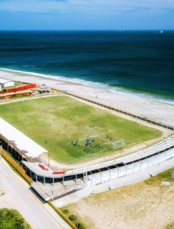 México tiene uno de los estadios más extraños del mundo: está a la orilla del mar y enamora a la afición