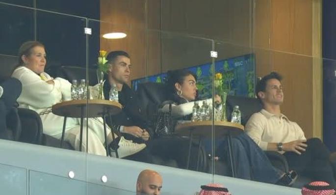 Cristiano Ronaldo en el palco con su madre, pareja y amigo Edu Aguirre.