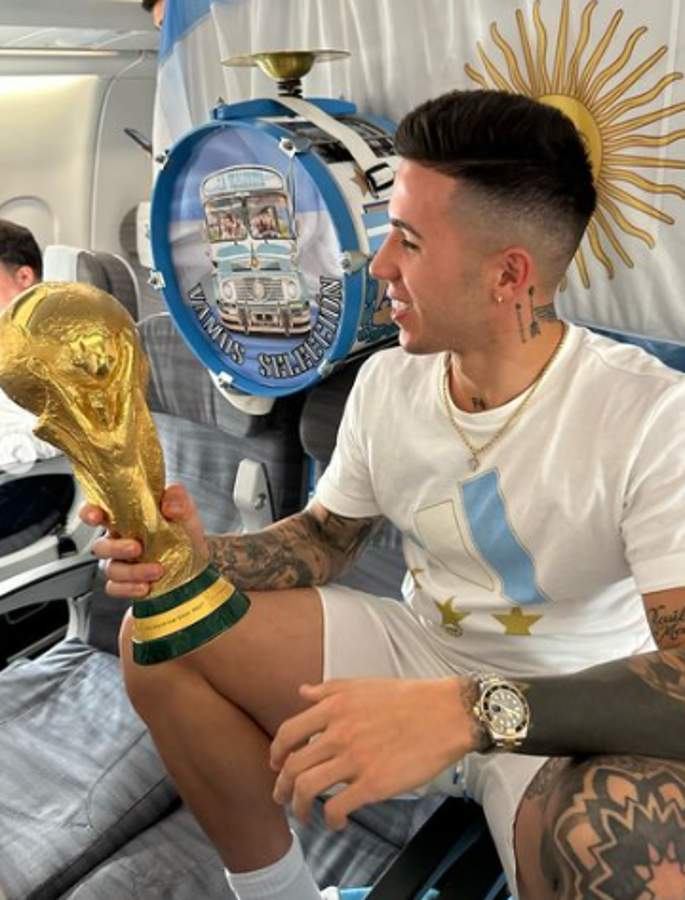 Lo que se vive dentro del avión: así viajan los jugadores de Argentina de vuelta a su país con la Copa del Mundo tras vencer a Francia