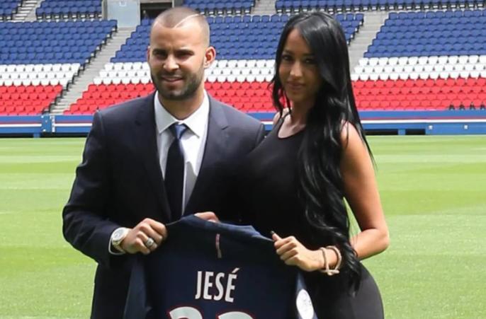 Jesé Rodríguez en su presentación con PSG y acompañado por su esposa Aurah Ruiz.