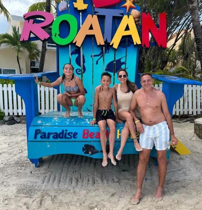 Su esposa deslumbró: Así fueron las vacaciones de “La Tota” Medina, entrenador de Motagua, en Roatán