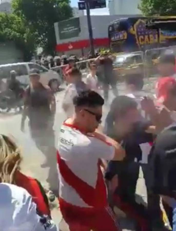 EN FOTOS: Así atacaron a los jugadores de Boca Juniors en el estadio Monumental