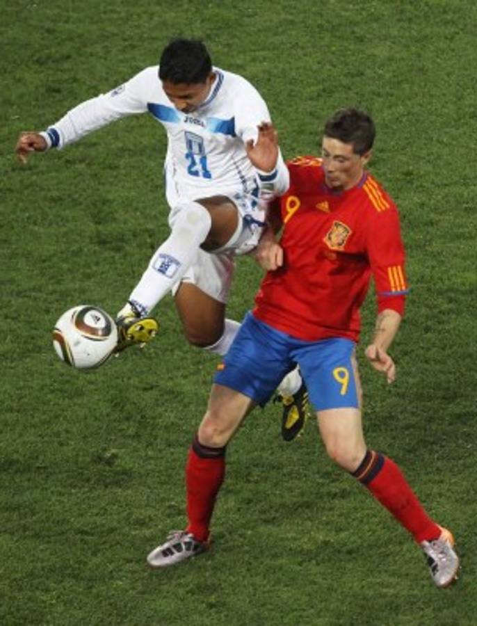 Emilio Izaguirre, el catracho acostumbrano a frenar grandes estrellas