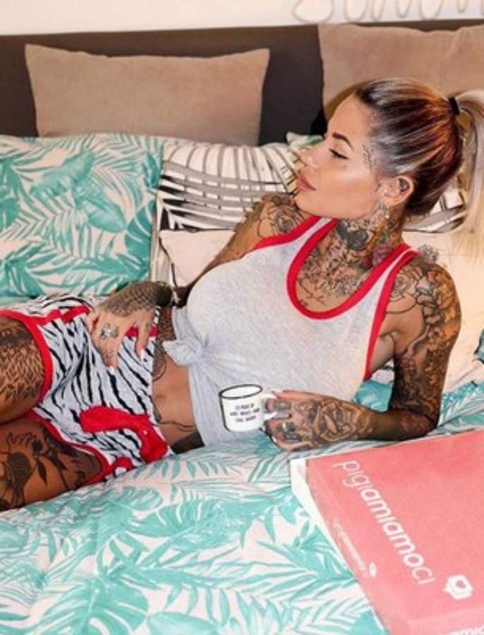 Theo Hernández, cazado en un barco con la espectacular musa de los tatuajes en Italia