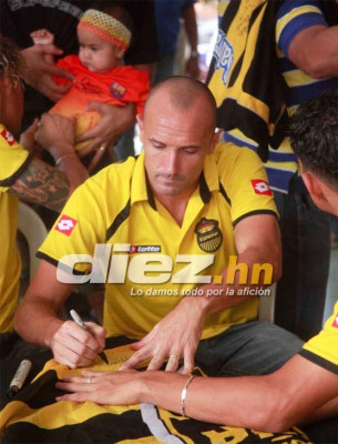 Real España y la firma de autógrafos en Asiatikos Parts.