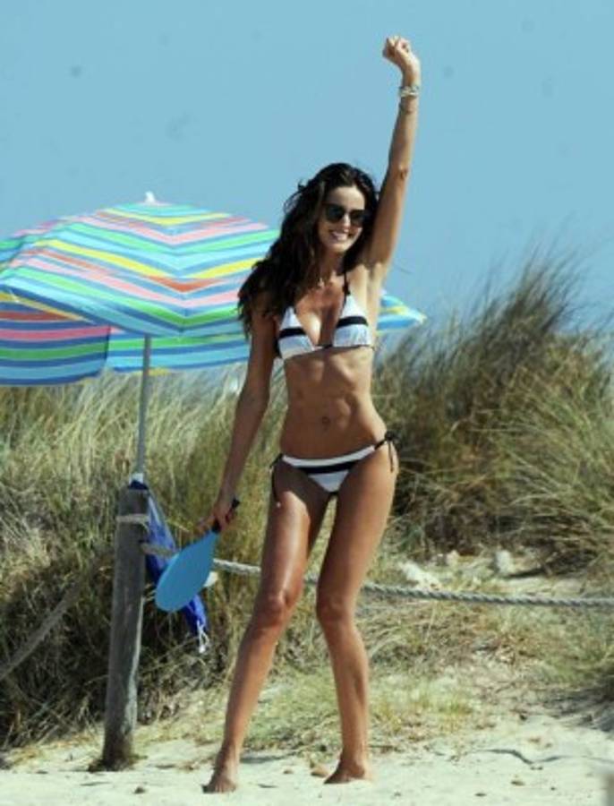 Los cracks del fútbol vacacionan y uno 'engaña' a su mujer en pleno vuelo