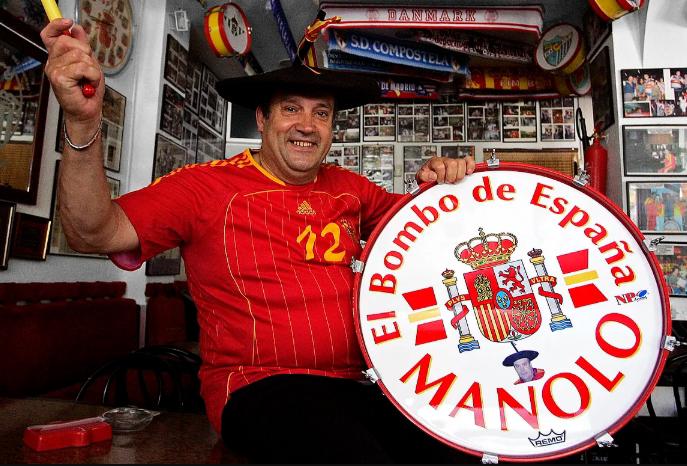 Murió Manolo, el aficionado más popular de España que viajaba con un bombo: asistió a 10 Mundiales y ocho Eurocopas