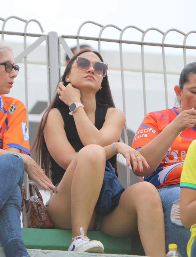 La reina que enamoró en La Ceiba y el Yankel estuvo lleno de hermosuras: las bellas mujeres que visitaron los estadios de Honduras
