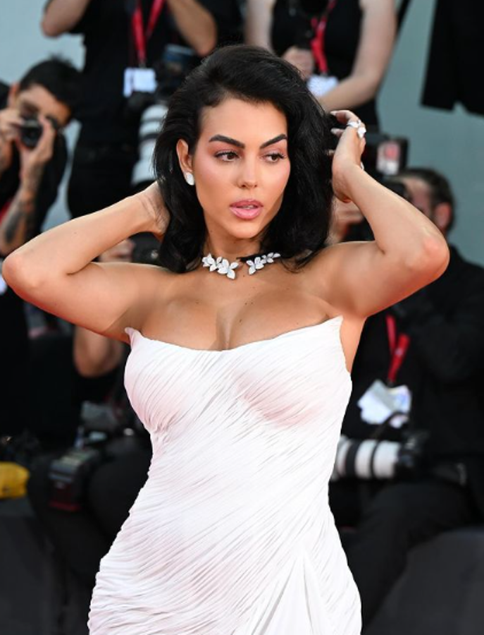 Georgina Rodríguez cambió de look y arrasa en la alfombra roja del Festival de Venecia: “La mujer del año”