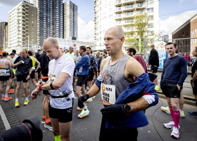 El brutal físico y nuevo deporte de Arjen Robben tras el retiro: 42 kilómetros en más de tres horas