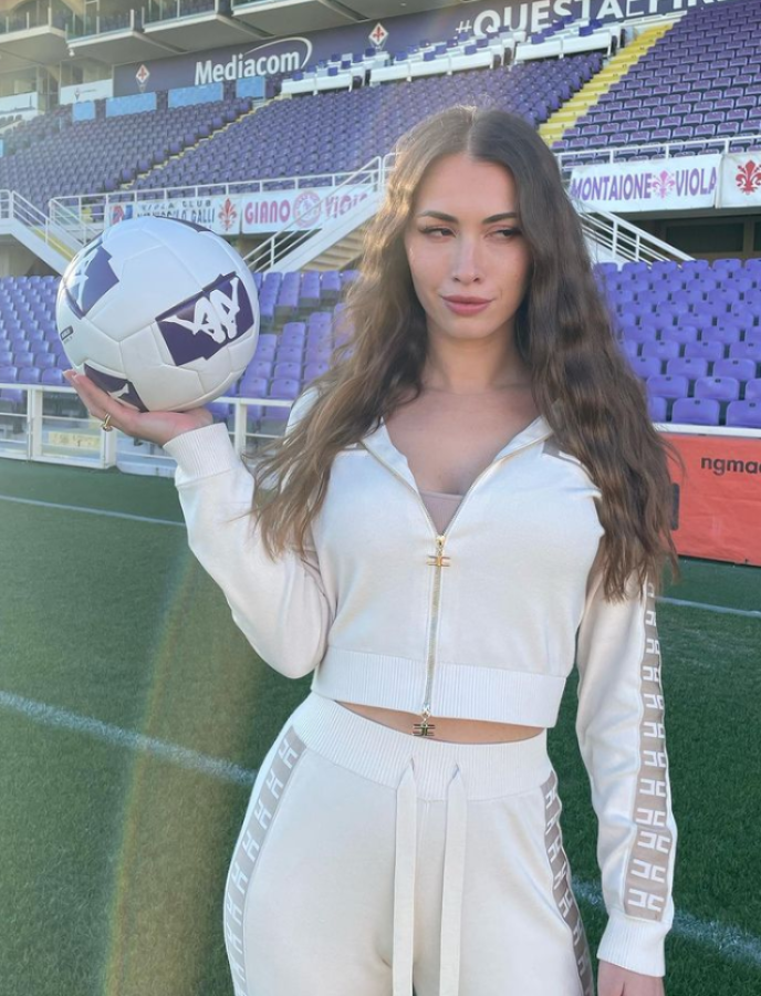 Lo dejó alucinando: así es la jefa de prensa de la Fiorentina que vivió un polémico episodio con futbolista