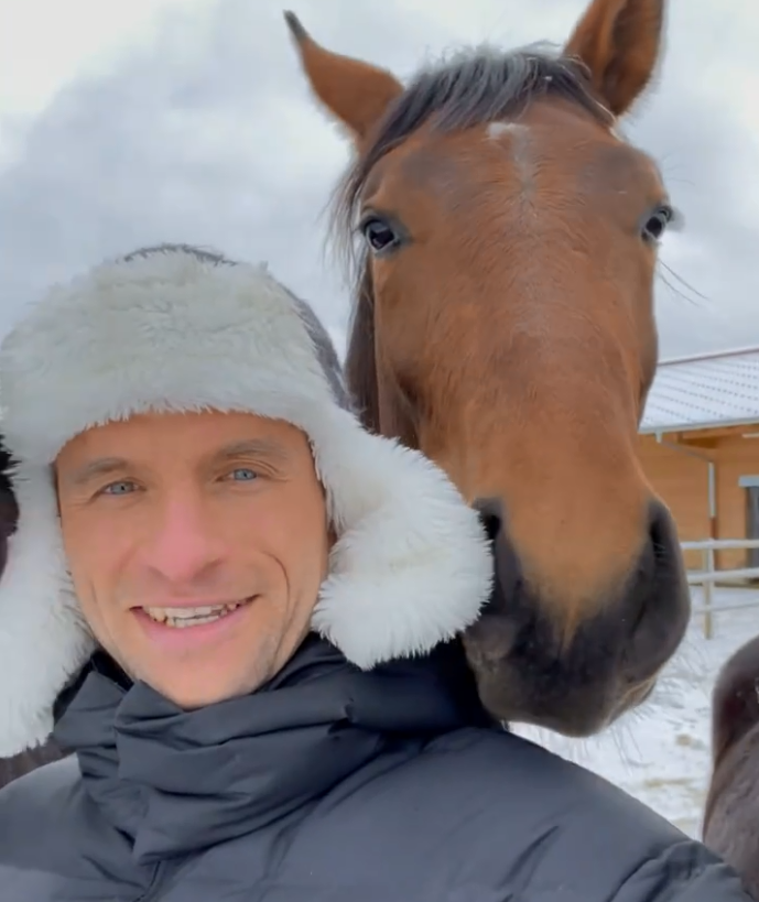 El insólito negocio de Thomas Müller: acusado de maltrato animal por dejar que sus caballos tengan “actos sexuales antinaturales”