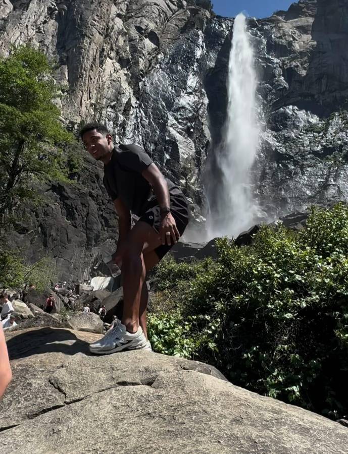 Choco Lozano se divierte con su bella pareja: Así son las vacaciones del hondureño previo a definir su futuro