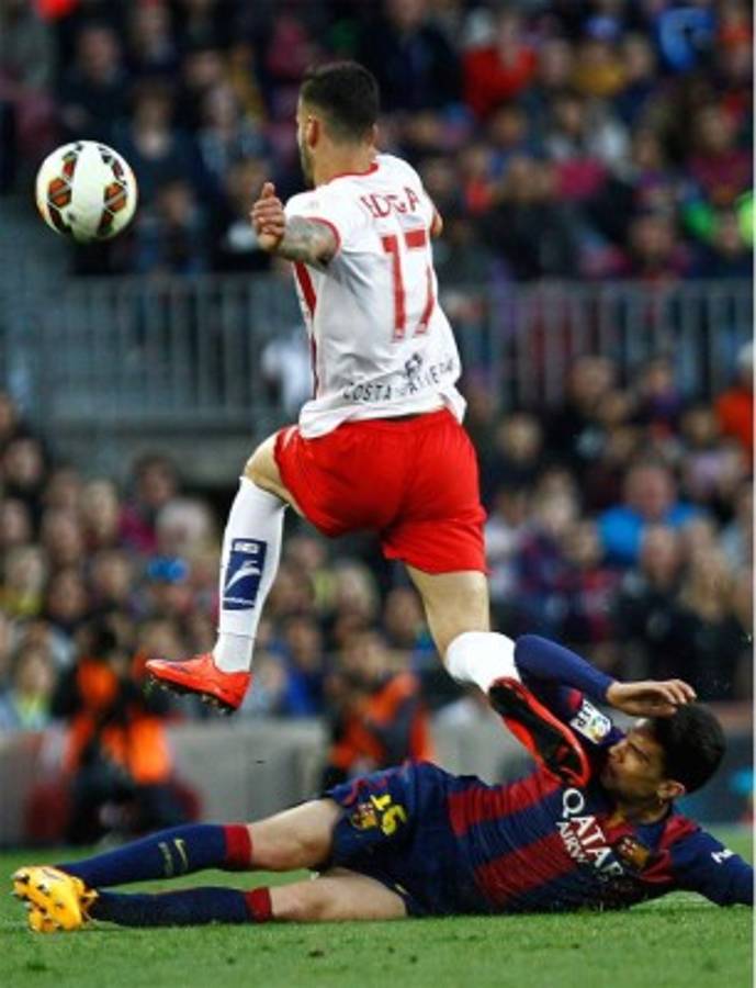 Barcelona goleó 4-0 a Almería y sigue firme hacia el título