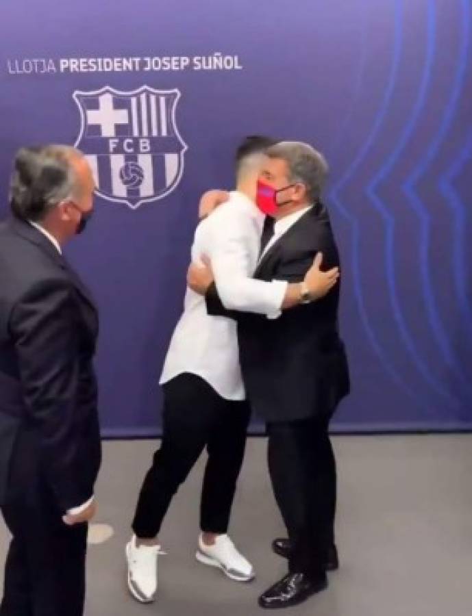 Las imágenes de la presentación del Kun Agüero en Barcelona: Gesto de Laporta y firma de contrato