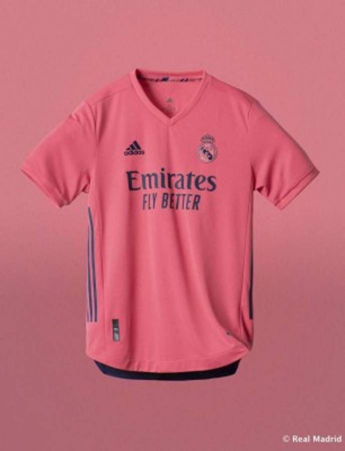 Benzema presenta la nueva camiseta del Real Madrid para la temporada 2020/21