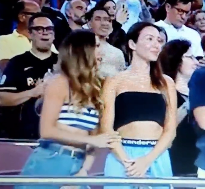El papelito que recibió Ferran en pleno partido y así fue captada la esposa de Lewandowski en la goleada del Barça en Champions League
